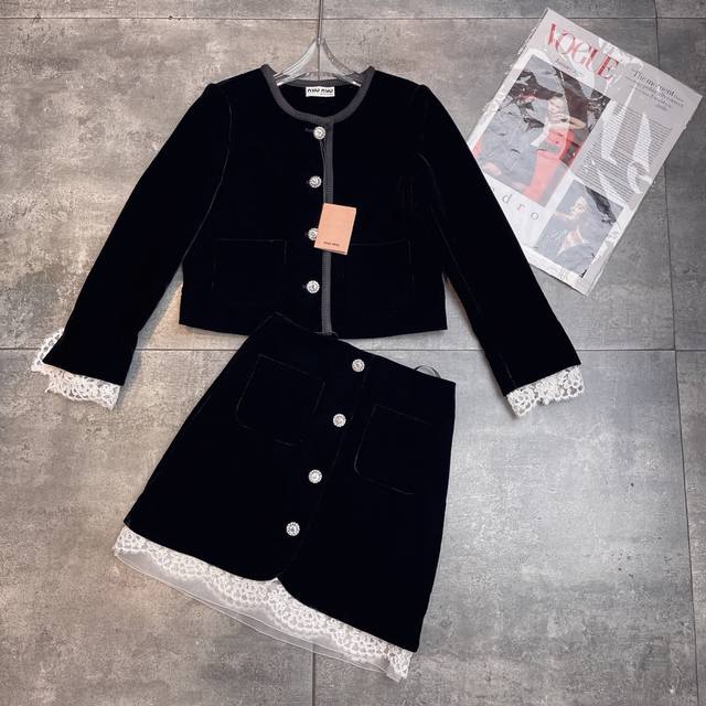 翻单出货 爆款，丝绒套装 明星同款套装 原版1:1高定 M*Umiu 2025早秋专柜新款，减龄神器学院风 蕾丝花边拼接 织带包边装饰，原版锆石镶钻钮扣点缀，长