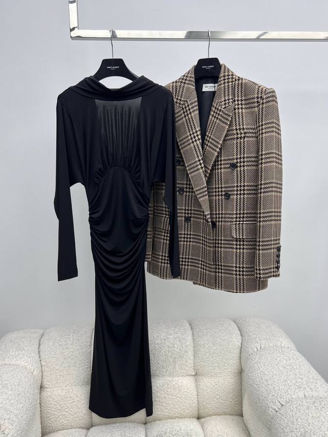 Saint Lauren*露背垂褶连衣裙套装 秋冬新品露背小黑裙，背面垂褶领设计，接缝处饰有褶皱工艺，采用原版定制面料黏胶纤维材质，面料包裹性强 版型超好！超塑