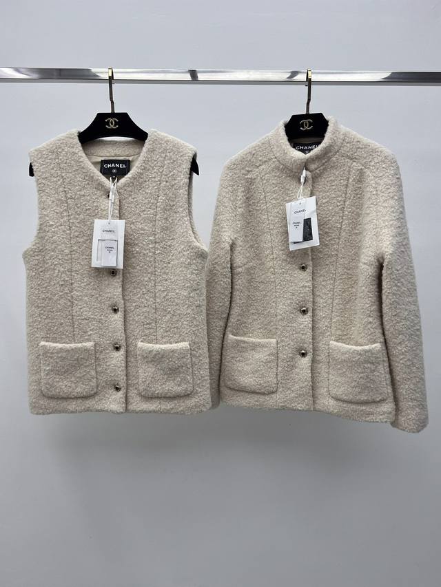 Chane*毛呢马甲背心套装 25N滑雪系列，系列采用羊毛混纺面料，触感柔软蓬松，兼具保暖性与奢华质感，本款奶茶色马甲背心呈现简约线条，在贵气羊毛绒面料上点缀宝