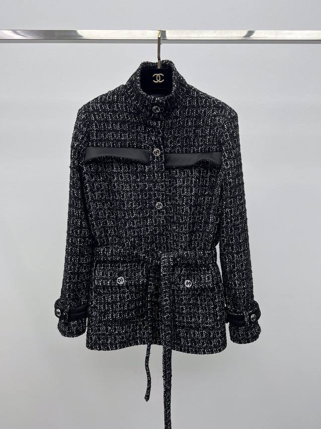 Chane*粗花呢腰带外套 25K肌理感斜纹软呢收腰外套，拼接缎面细节超精致，立领中长款版型剪裁，甄选黑银羊绒混纺粗花呢面料，腰部松紧收腰设计并饰有本布腰带系带