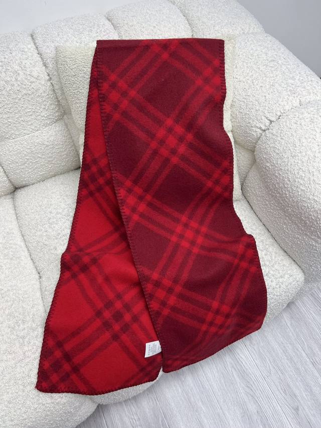 Burberr*格纹羊毛围巾 选用精纺羊毛面料打造 装饰新季格纹 双面款式，融入毯边锁缝细节 拉绒工艺赋予其柔软触感 Sml