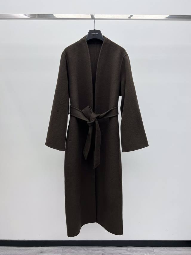 The Ro*双面毛呢大衣 精选高支细腻的羊毛面料材质 简约V领开襟彰显颈部线条 适配性强 落肩搭配独特宽袖子设计平衡松垮与利落感 本布腰带收腰设计造型灵动切换