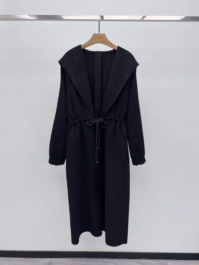 Maxmar*驼绒连帽大衣 选用100%骆驼绒面料材质 长袍式廓形配有大兜帽和青果领 褶皱松紧袖口和两侧嵌入式口袋细节 腰部设有长流苏抽绳收腰设计 配有本布腰带