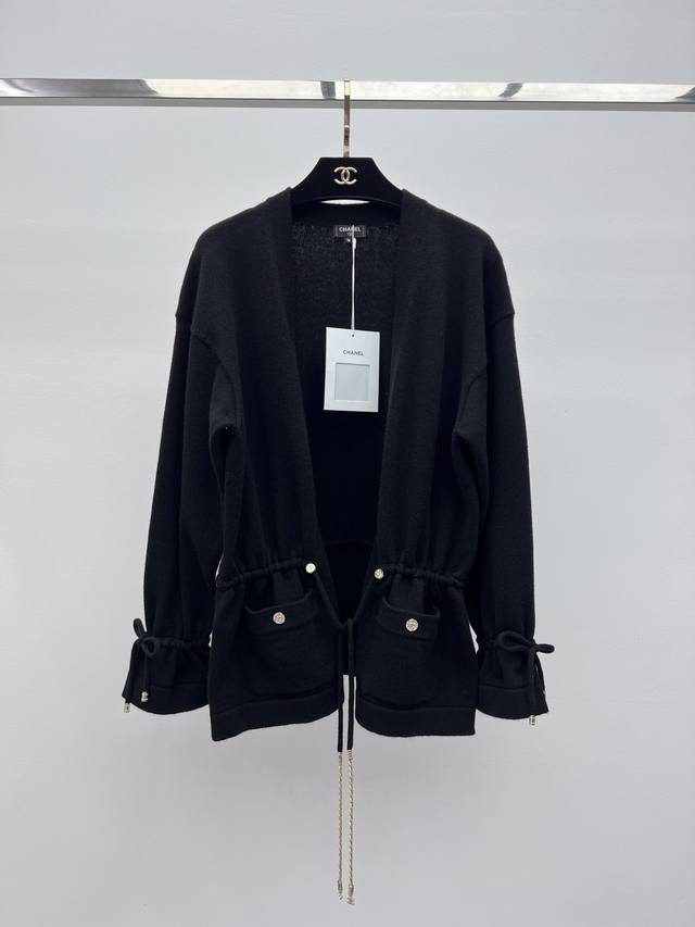 Chane*羊绒抽绳开衫 手工坊系列 选用100*羊绒面料制作 大V领浴袍式宽松版型剪裁 可调节抽绳设计兼具时髦和设计感 慵懒显瘦且不挑人 Sml