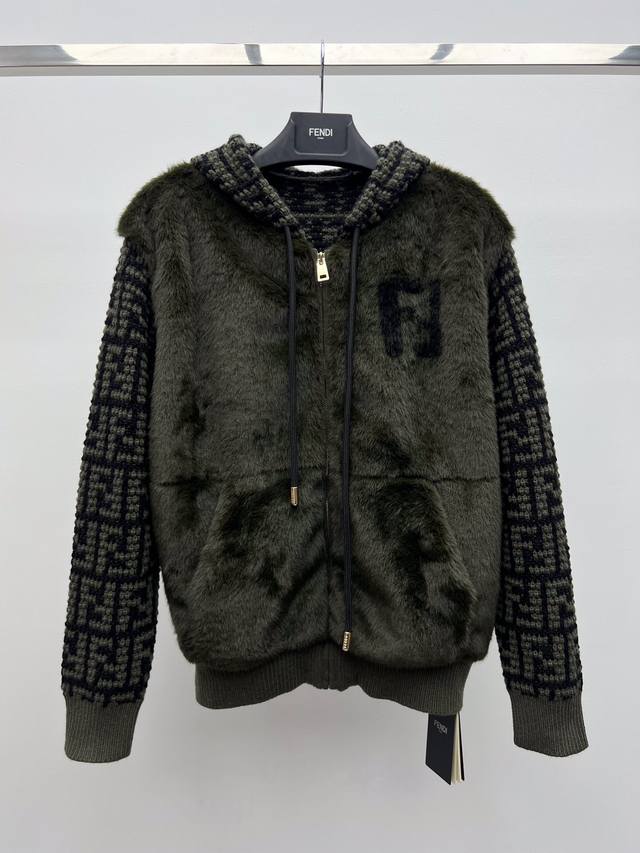 Fend*皮草拼接夹克外套 拉链开合飞行员夹克 羊绒针织面料装饰帽子袖子和下摆，饰Ff图案 同色系仿水貂毛正面镶饰 带Ff图案嵌花 温暖时髦又舒适 Sml