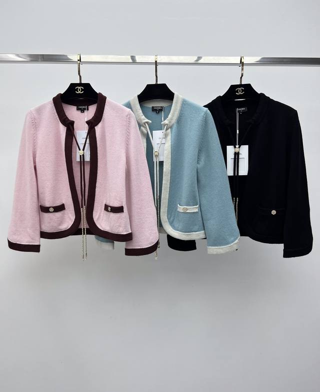 Chane*抽绳小开衫 手工坊系列 选用100*羊绒面料制作 圆领短款七分袖版型剪裁 可调节抽绳设计兼具时髦和设计感 可打造多种穿搭风格 Sml