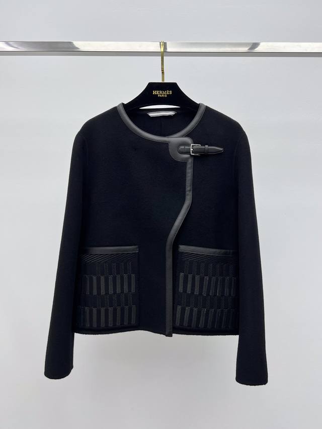 Herme* 圆领拼皮夹克外套 选用双面羊绒混纺羊毛面料材质 正面不对称门襟设计 搭配扣袢开合 小羊皮口袋刺绣灵感源自“Coaching Deja Vu” 超级