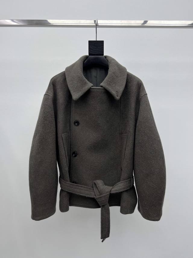 Lemair*翻领排扣束腰大衣 秋冬新色低饱和灰绿色太美啦 选用50%羊毛混纺50%羊驼毛面料材质 Yb剪裁 面料升级 质感无敌 翻领双排扣设计 腰带束腰细节