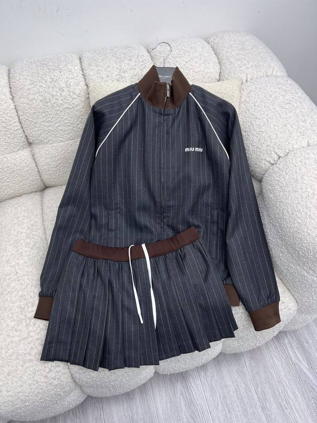 Miumi*撞色运动夹克套装 灵感源自运动服，饰有滚边细节 这款拉链夹克以年轻现代的方式重释经典细条纹图案， 玩味比例、色彩对比以及Miu Miu衣橱的标志性元