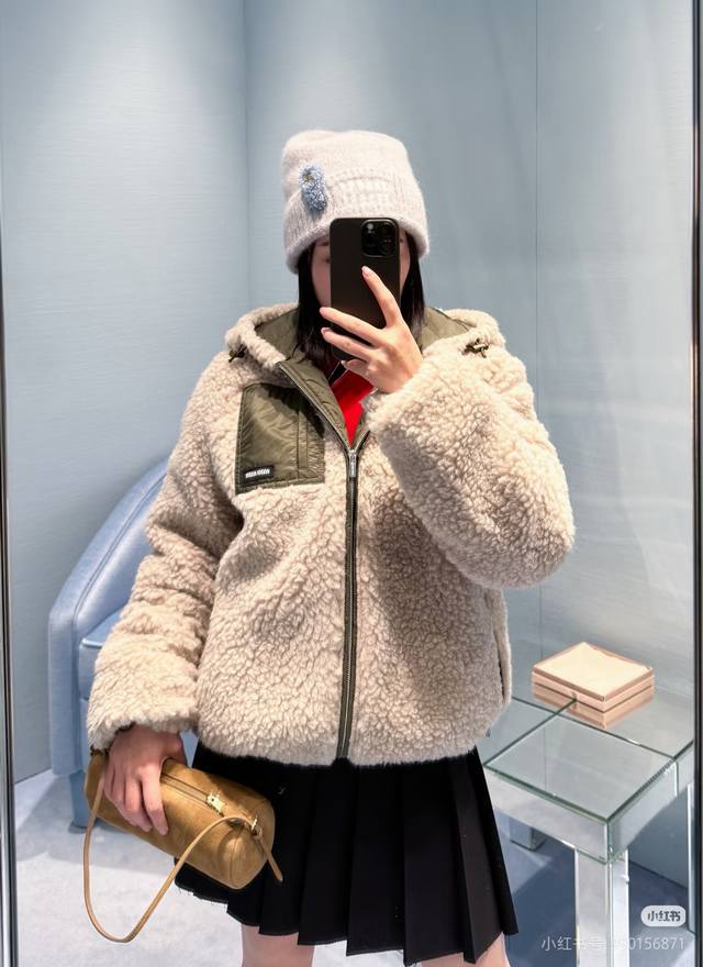 原版Mm 2025秋冬新款时尚连帽泰迪羊羔毛羽绒外套，定制Yb进口泰迪羊羔毛材质 毛量充足防风御寒 内里白鹅绒填充 整件轻盈保暖 外层颗粒明显羊羔毛 配合菱格压