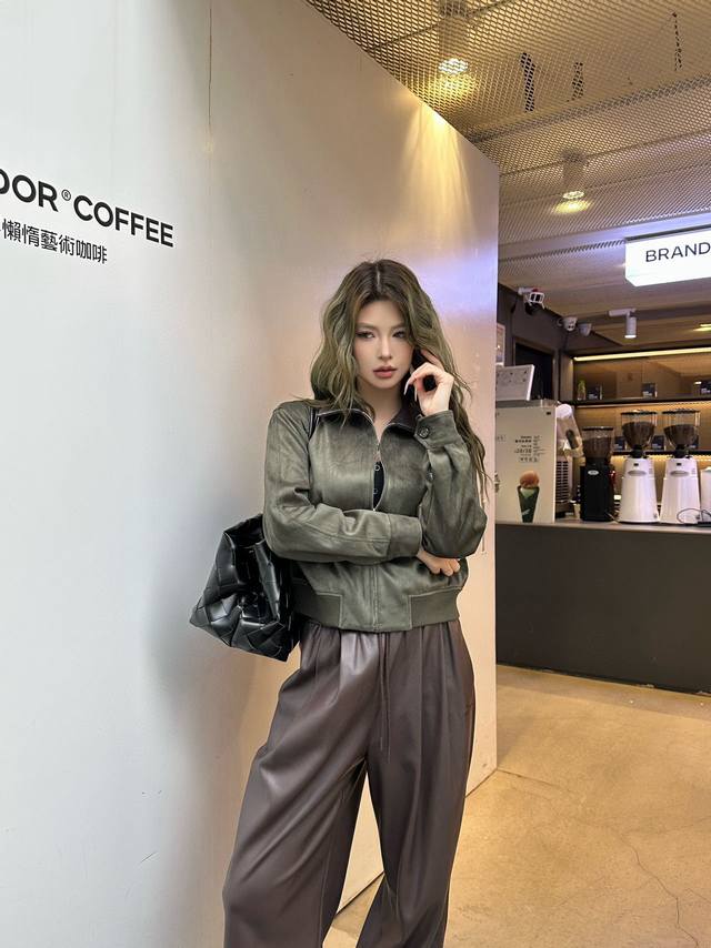 原版Bv 2025秋冬新款时尚翻皮绒皮领夹克外套，定制Yb进口材质 挺括有型 沿用开襟拉链调节配合下摆螺纹弹力收窄设计 增添造型层次感 内衬满铺黑白格纹点缀标志