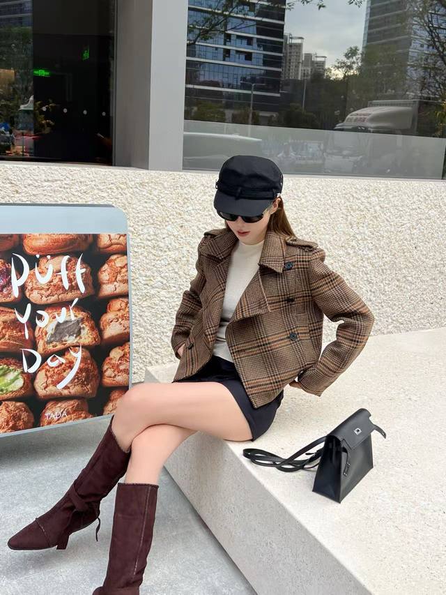 原版Ys 2025秋冬新款时尚羊毛格纹翻领短款外套，经典的双排扣，系腰带设计，羊毛定制面料，Logo字母纽扣，上上身洋气十足，高端品质，原版1色，码数Sml