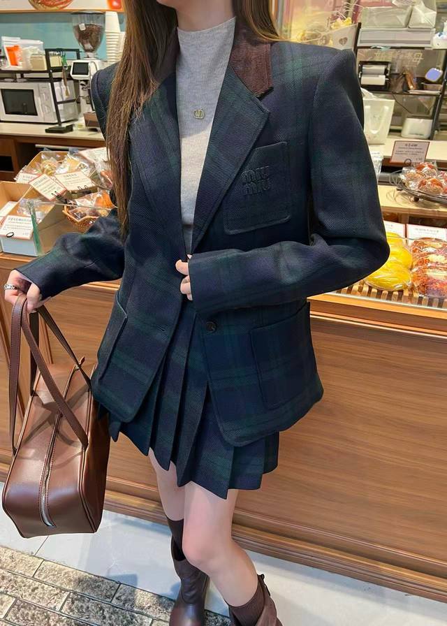 原版Mm 2025秋冬新款羊毛格纹西装外套，定制进口人字纹羊毛材质 高级垂顺舒适 通体墨绿色格纹满铺 配合开襟纽扣调节设计 增添造型层次感 简约时尚 胸前口袋点