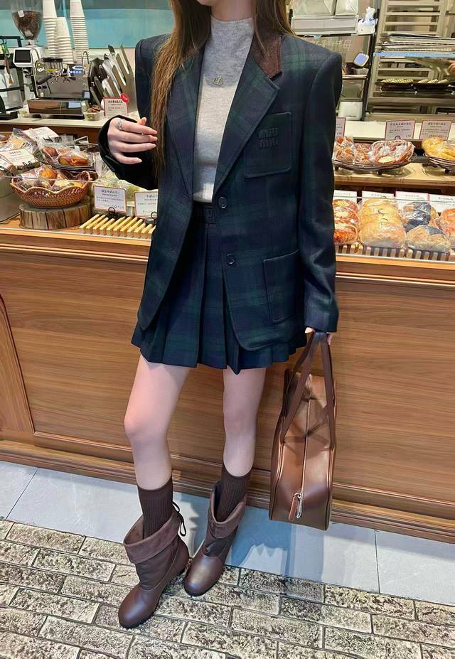 原版Mm 2025秋冬新款格纹百褶半裙，内衫裤里衫，定制进口人字纹羊毛材质 高级垂顺舒适 通体墨绿色格纹满铺 增添造型层次感 简约时尚 点缀标志性字母徽标装饰