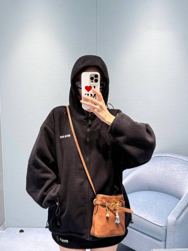 原版Mm 2025秋冬新款时尚连帽摇粒绒抓绒休闲外套，绒面软糯 质感十足 定制拉链胸前点缀标志性标识 尽显品牌风范包裹性强 御寒立挺 增添造型感 上身轻松营造有