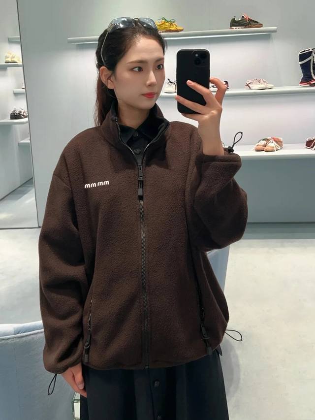 原版Mm 2025秋冬新款时尚摇粒绒抓绒休闲外套，绒面软糯 质感十足 定制拉链胸前点缀标志性标识 尽显品牌风范包裹性强 御寒立挺 增添造型感 上身轻松营造有格调