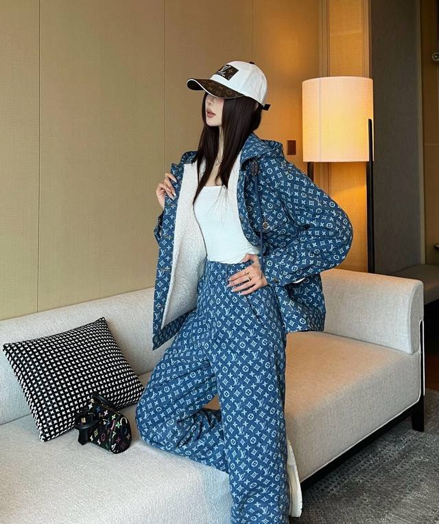 原版Ll......2025秋冬新款时尚激光牛仔棉裤，定制Yb进口斜纹全棉牛仔材质 ，挺括有型 通体满铺标志性激光四叶草字母徽标装饰 彰显品牌调性 内里充棉设计