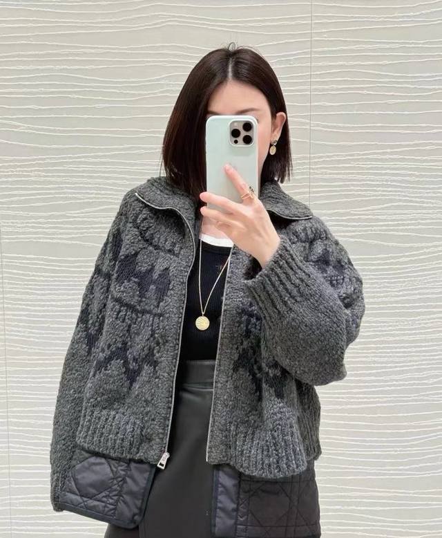 原版Dd......2025秋冬新款时尚费尔岛提花羊定制羊毛拉链外套，混纺羊毛纱线织造 质感细腻 穿搭舒适 圆领针织毛衣剪裁 大身撞色几何体钩花图案设计 搭配品