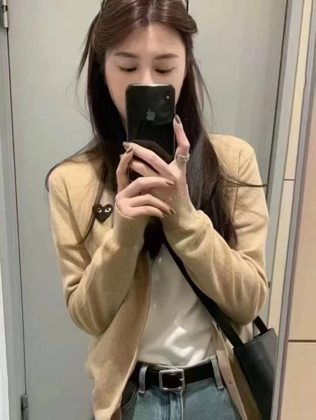 原版pla 2025秋冬新款爱心刺绣圆领羊毛针织开衫，爱心贴绣点睛之笔，简约不单调！很显高级感，简约大气的风格，质感十足，追求品质的你必须入手哦。原版2色，码数