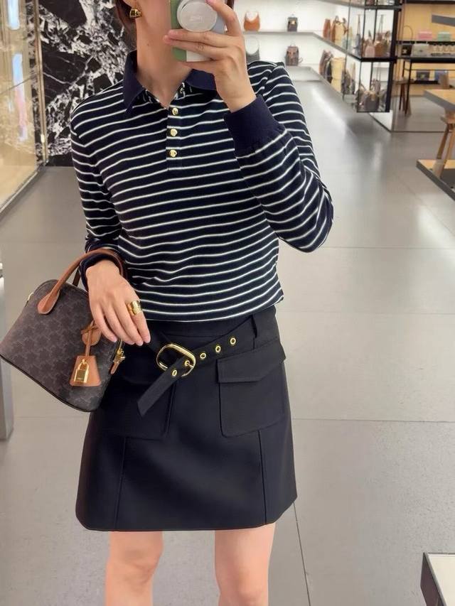 原版Ce.....2025秋冬撞色条纹针织翻领长袖上衣，定进口羊毛混纺材质织造 ，质感高级十足 翻领针织长袖剪裁 半开襟纽扣 设计可随意调节 美化脖颈线条 头肩