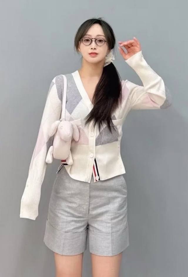 原版Tb 2025秋冬新款时尚减龄复古学院风开衫外套，每个秋天都会爱上的菱格纹：定制的3色织带拼接，全件手工挂毛工艺,炒鸡重工，版型属于微宽松上身很有随性慵懒范