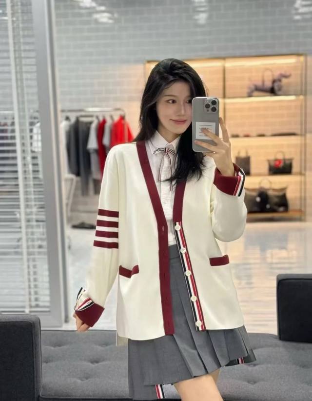 原版Tb 2025早秋新款时尚学院风休闲宽松撞色百搭针织开衫，经典学院风配色，减龄又显贵，穿上瞬间自带“温柔学霸”滤镜；V领拉长颈部线条，显瘦不在话下，袖子标志