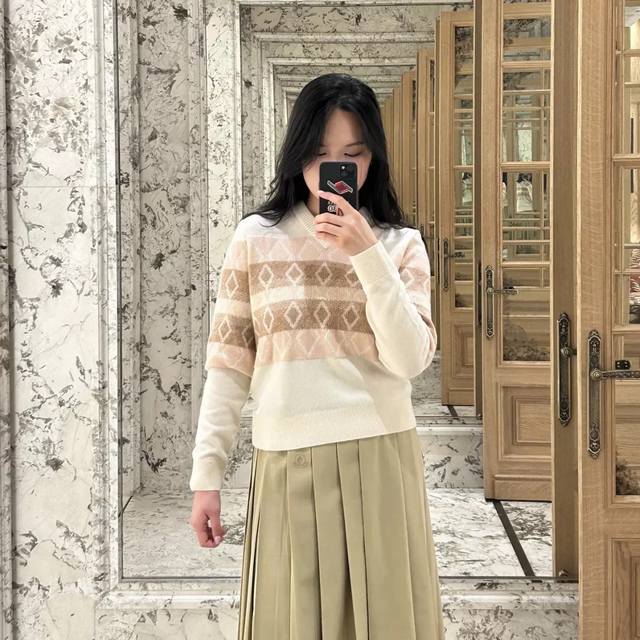 原版Mo....2025早秋新款时尚，撞色菱格V领针织毛衣，定制羊毛纱线织造 柔软舒适 洋气显瘦 V领套头毛衣剪裁 通体包边饰以弹力螺纹贴合收紧 利落精致优雅感