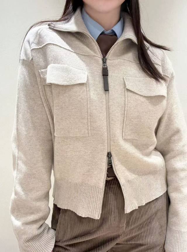 原版Bc 2025秋冬新款时尚羊毛拉链外套，工装风简约百搭纯羊毛双拉链翻领，胸前的口袋不仅具有实用功能，还为整体造型注入了工装的硬朗气质，让针织开衫不再只有温柔