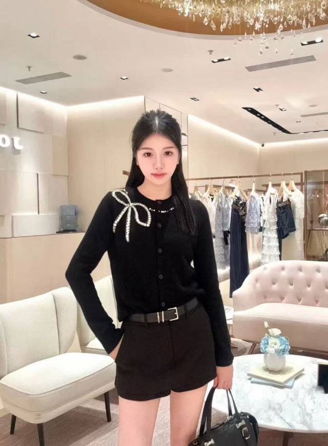 原版Va 2025秋冬新款时尚蝴蝶结针织开衫，精致手工钉钻蝴蝶结设计，圆领开衫款式 羊毛混纺面料，柔软舒适 针织工艺精湛 修身显瘦版型 单穿叠穿都。原版2色，码