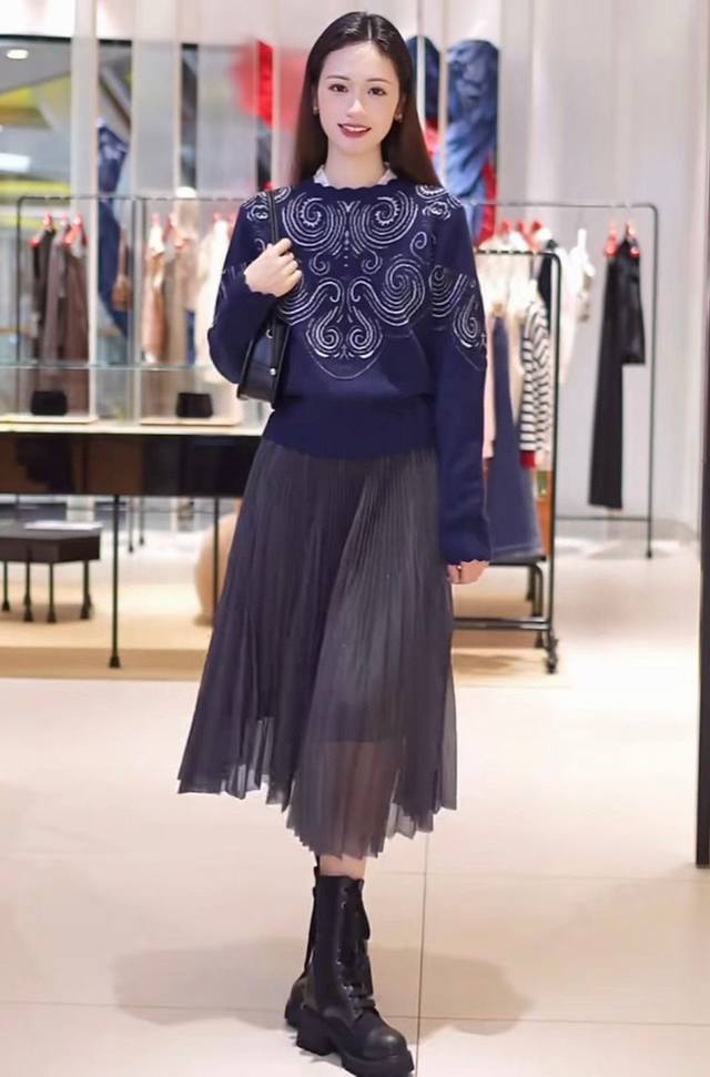 原版Va 2025秋冬新款时尚复古花纹圆领针织毛衣，深蓝色沉稳大气，白色的花纹图案在深蓝色的底色上显得格外醒目，既丰富了视觉层次，又增添了毛衣的艺术感和时尚感，