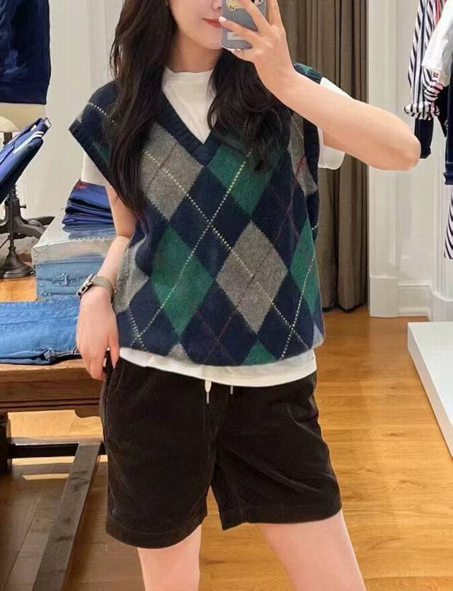 原版Rl 2025早秋新款手工挂毛复古英伦风菱格撞色V领羊毛针织保暖马甲背心，菱形图案设计，这些沉稳而不失活力的色调组合，V领的设计巧妙地拉长了颈部线条,在视觉