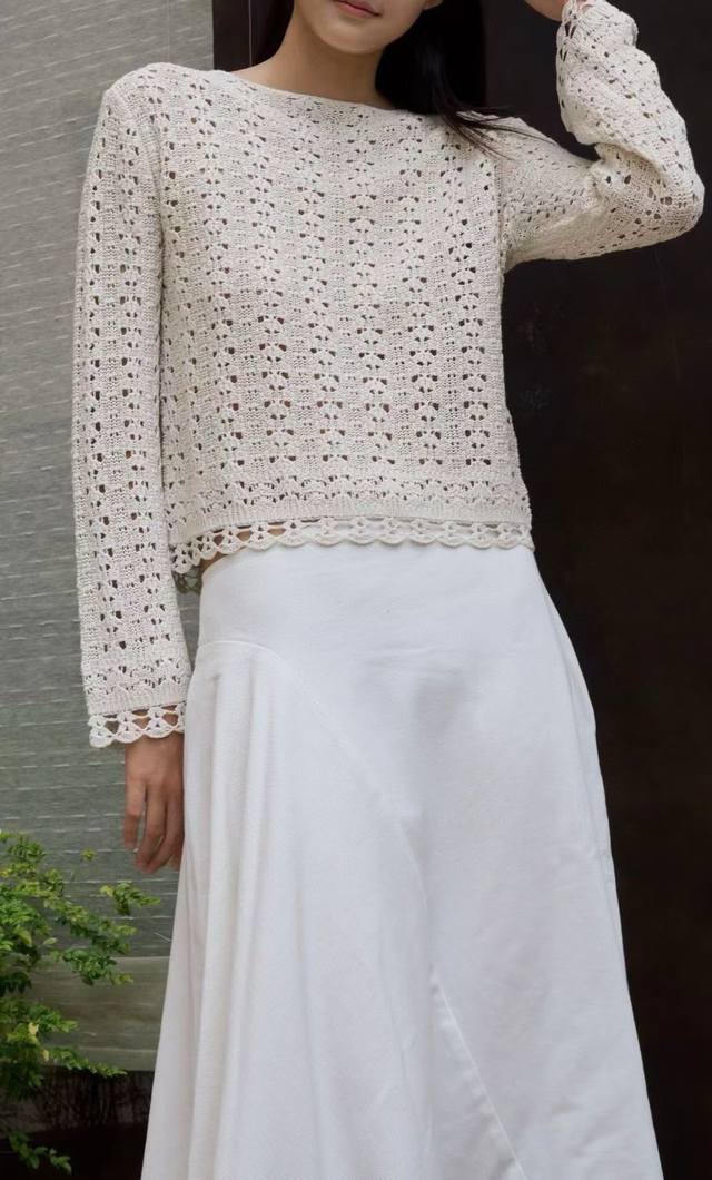原版Cho....2025早秋新款时尚手工钩花边宽松廓形镂空针织上衣，亲肤性与独特的质感，而且和纸纱材质具有挺括感，简约大方,能够很好地修饰颈部线条，展现出优雅