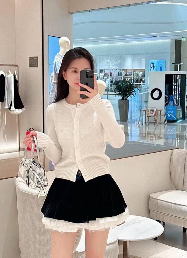 原版Mm 2025秋冬新款时尚针织毛衣开衫，全手工串珠蝴蝶结装饰，甜美温柔气质，进口羊毛柔软亲肤,触感细腻顺滑，贴身穿舒适温暖,不会有扎刺感。衣身布满小巧的珍珠