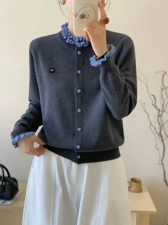 原版Mm 2025秋冬新款时尚撞色圆领山羊绒开衫，粗针麻花肌理，手感柔软细腻，定制钮扣，撞色设计勾勒整体轮廓，增添衣身设计亮点。原版2色，码数Sml。