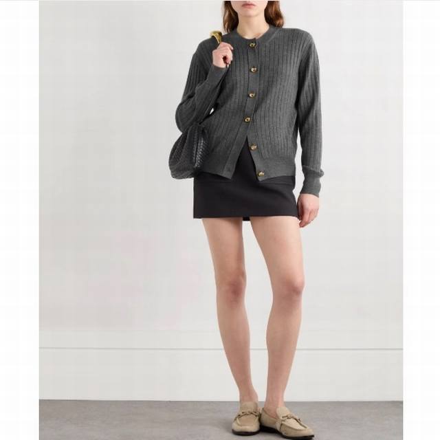 原版Bv 2025秋冬新款时尚羊绒开衫，重磅羊绒面料，条纹织法打造平整边缘，完美品质看细节！原版开膜定制复古纽扣绝美，奢华又高级，优雅气质经典版型百搭不挑人时髦