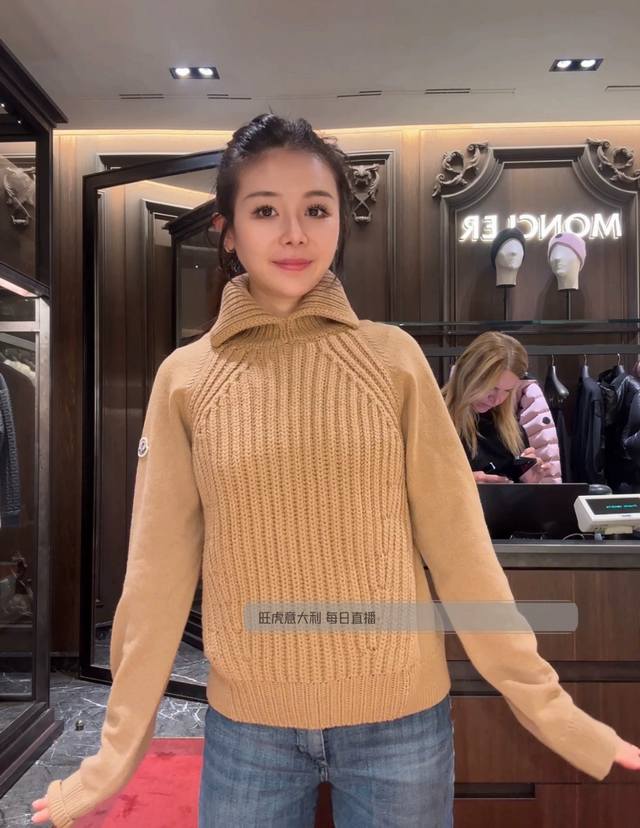 原版Mo 2025秋冬新款时尚大方翻领羊绒毛衣，羊绒面料柔软细腻，简洁大气风格，全件采用密针织法，定制袖子Logo标牌设计，上身洋气舒适。原版2色，码数Sml。