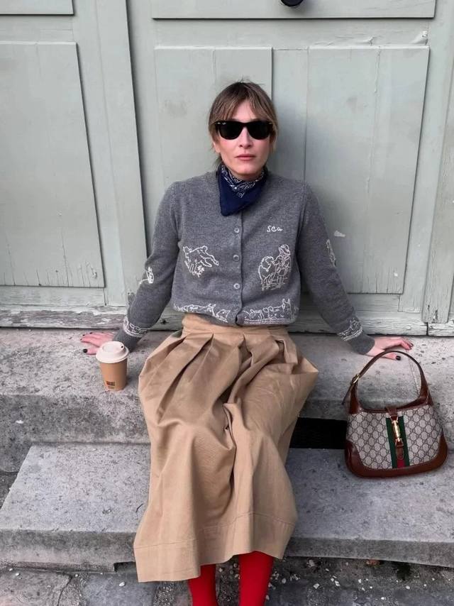 原版Tb.....2025秋冬新款时尚卡通刺绣羊毛开衫，复古风百搭显瘦，贴身穿着舒适透气，通身刺绣很可爱讨喜，简单的图案撞色设计，也让衣服更有活力，卡通是毛线刺