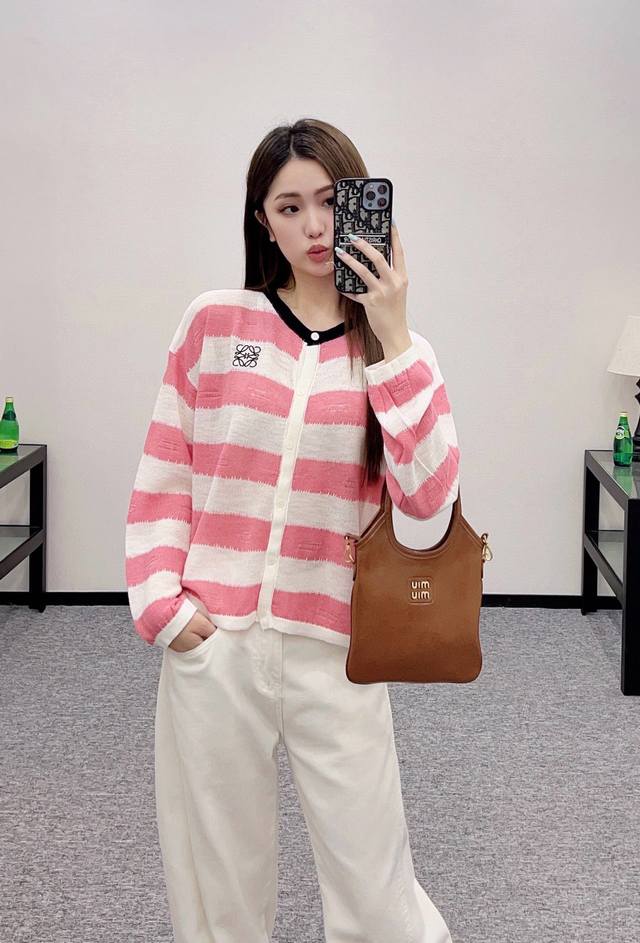 原版Low 2025早秋新款时尚抽绳条纹针织开衫，定制天丝纱线织造 质感高级 弹力舒适 圆领针织上衣剪裁 美化头肩比例更显瘦 胸前有标志性品牌图腾徽标 彰显高级