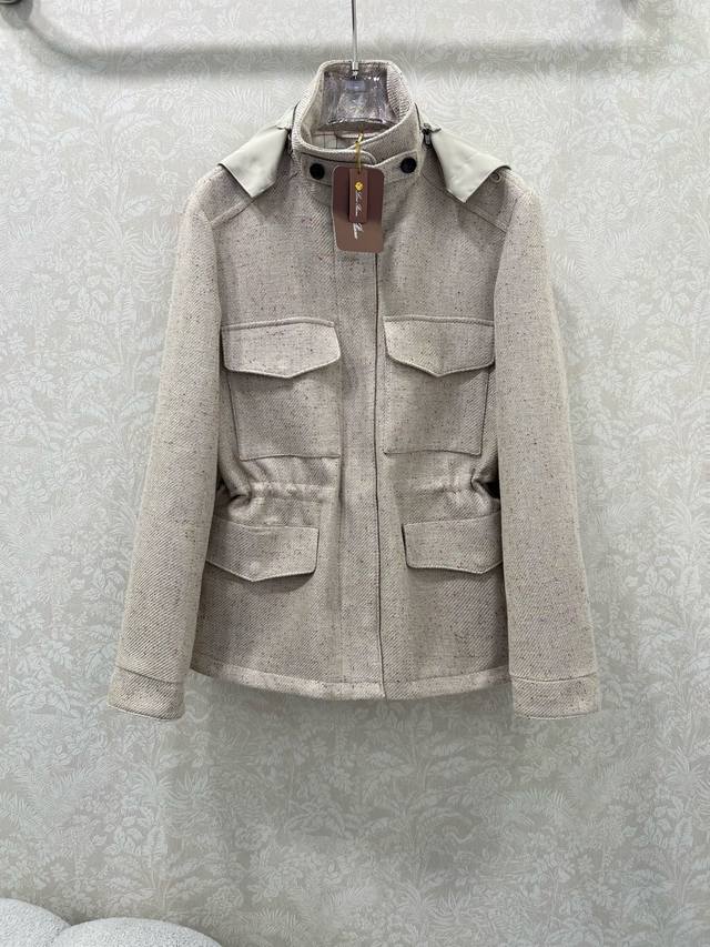 Lp30新款可拆卸连帽毛呢外套 定制Yb进口亚麻棉材质，里外双层处理，外层工艺处理，呈现出毛呢质感，配合格纹内衬打造休闲感，连帽可拆卸设计，领口带扣固定，配合上