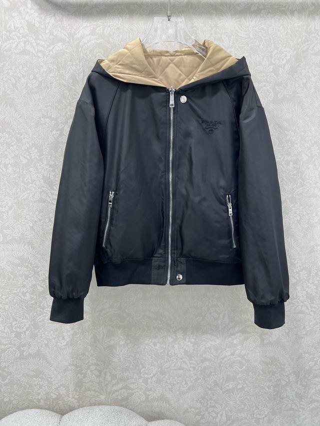 prad* 25秋冬新款 三角标菱格纹双面穿连帽棉服外套 高版出品！经典菱格纹绗缝，质感高级又饱满。一面菱格一面尼龙 连帽设计增添休闲感，拉链开合方便又利落。版