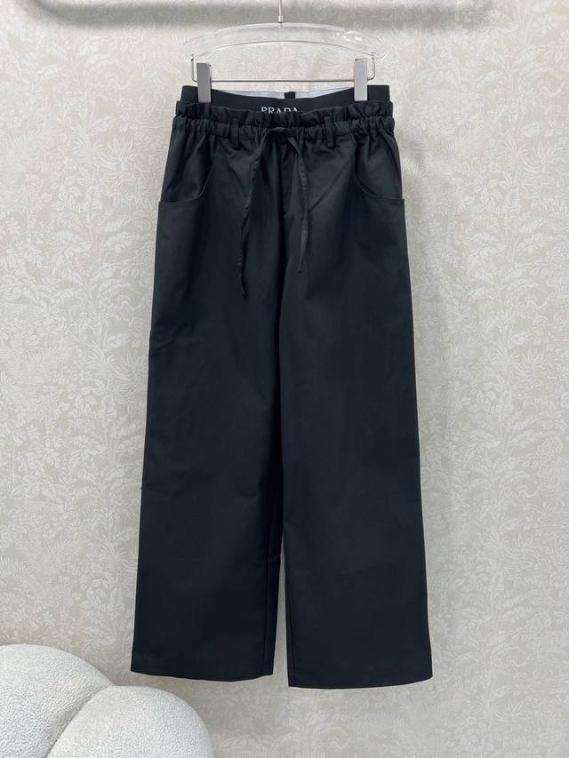 prad*25新款褶皱花束腰头阔腿裤 独家Yb开发高版出品！直接原地起飞腰带字母织带褶皱抽绳 打破刻板，面料质感满分，穿上身舒适度拉满。配套的立体的剪裁设计藏肉