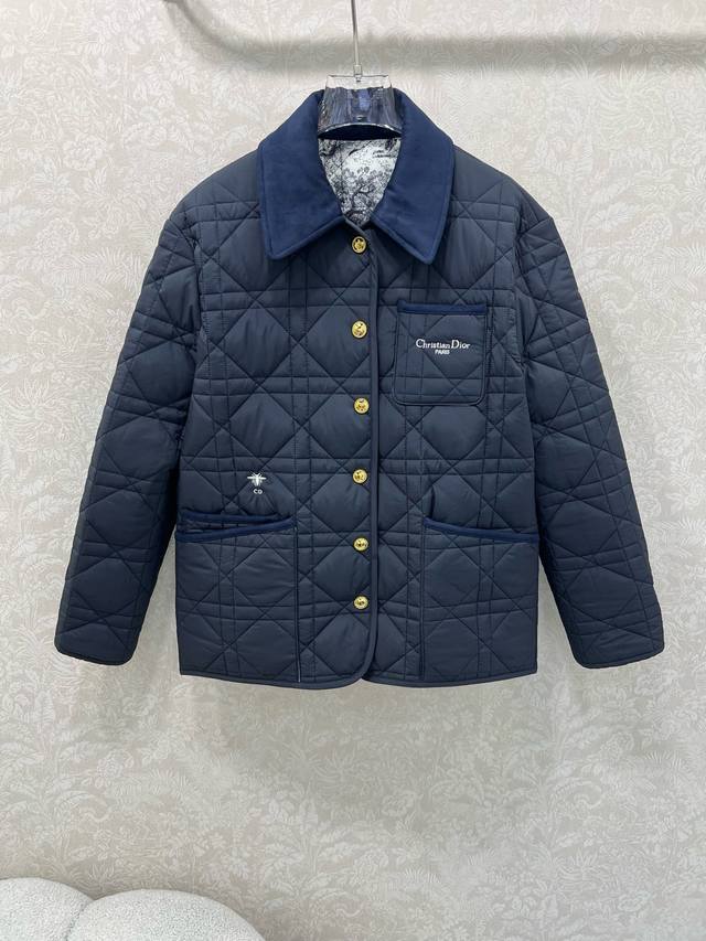 Dio* 25秋冬新款撞色领戴妃藤格压线棉衣外套 内衬经典丛林动物花色非常亮眼 口字母刺绣视觉冲击力强时髦度高 外面是纯色黑色以及卡其低调 上身轻松彰显年轻个性