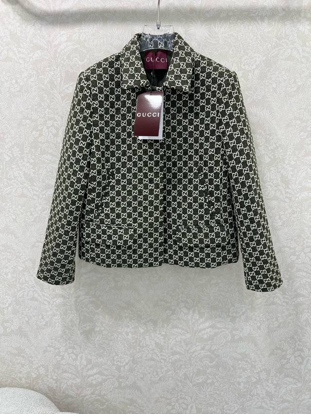 Gucc*25新款含羊毛雪尼尔系列款同步上新，Gg字母提花编织羊毛粗花呢翻领隐藏扣短款外套！名媛气质少女风复古摩登气质优雅大气！经典翻领版型不挑人减龄气质！定制