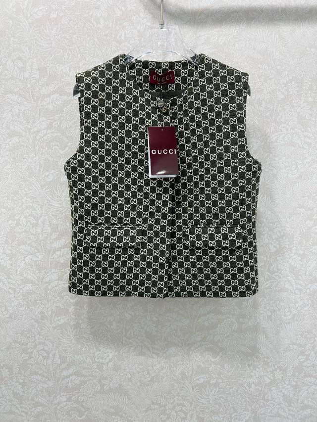 Gucc*25新款含羊毛雪尼尔系列款同步上新，Gg字母提花编织羊毛粗花呢隐藏扣短款马甲外套 名媛气质少女风复古摩登气质优雅大气！经典圆领版型不挑人减龄气质！定制