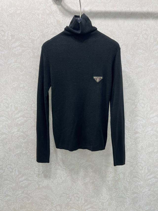 prad*25新款羊毛打底 堆领打底上衣 胸前Logo小金属装饰 含羊毛面料柔软亲肤 前片双层不走光 精致且优雅收腰版型剪裁！上身修饰体型显瘦洋气财阀千金气质单