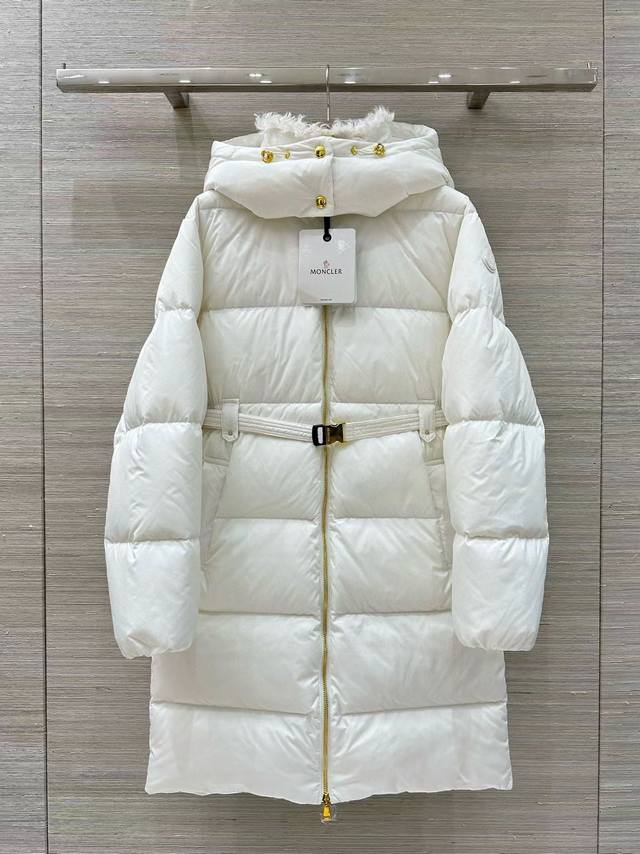 独家首发高端品质 Mon长期主义穿搭25秋冬新品，时髦精腰带设计中长款羽绒服！本季最佳版型！中长款设计，羔羊毛领怕冷的姐妹快入！腰带设计面包服塑造裹身式廓形！弹