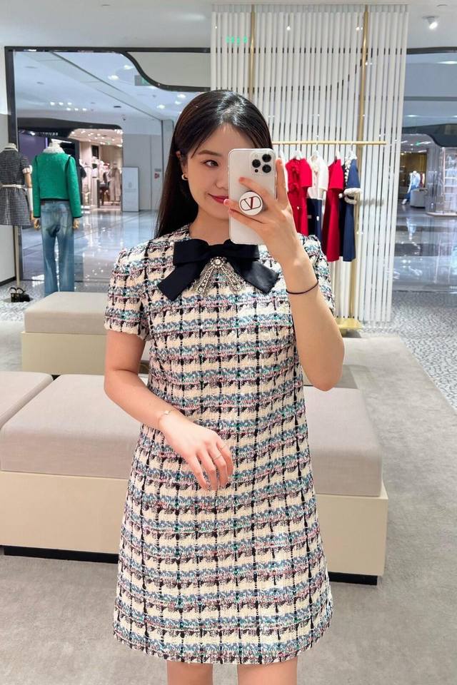 独家首发原单品质 Valenti*O 25 新款重工钉珠亮片短袖小香风连衣裙!定织多种颜色混纺粗花呢和搭配颜色珠片刺绣、领口的蝴蝶结装饰优雅复古又不失俏皮感 法 独家首发原单品质 Valenti*O 25 新款重工钉珠亮片短袖小香风连衣裙!定织多种颜色混纺粗花呢和搭配颜色珠片刺绣、领口的蝴蝶结装饰优雅复古又不失俏皮感 法