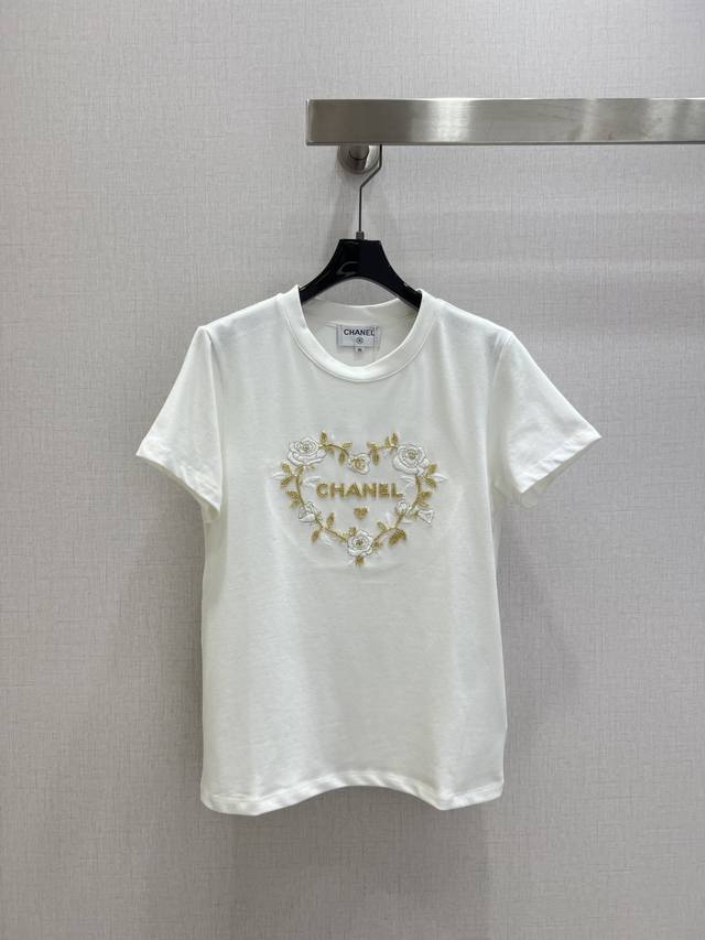 强烈推荐 Cha*2025秋冬新款 圆领刺绣订珠徽标短袖T恤 定制Yb斜纹全棉材质,柔软亲肤,舒适有型,常规短袖版型,大身胸前以山茶花藤蔓等植物刺绣元素,勾勒出 强烈推荐 Cha*2025秋冬新款 圆领刺绣订珠徽标短袖T恤 定制Yb斜纹全棉材质,柔软亲肤,舒适有型,常规短袖版型,大身胸前以山茶花藤蔓等植物刺绣元素,勾勒出