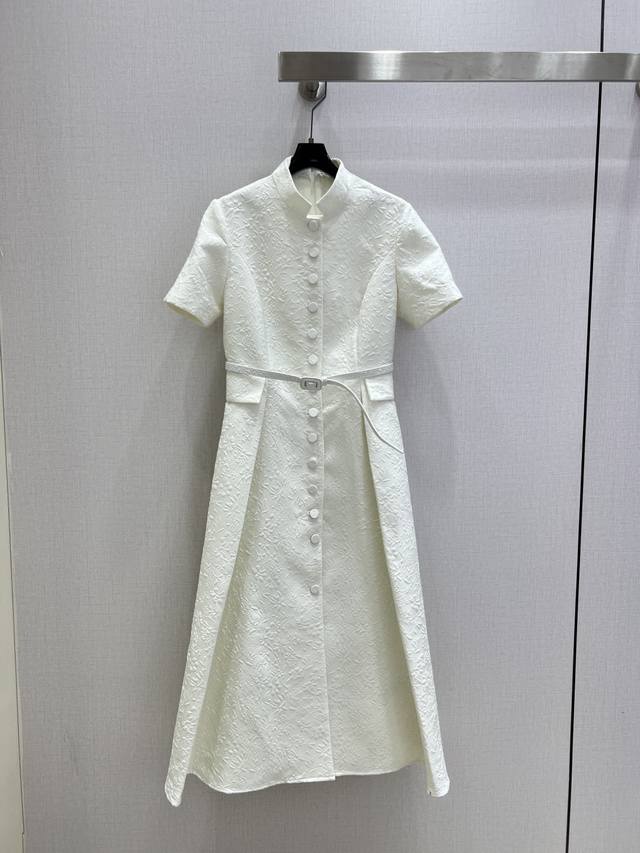 强烈推荐 Dio*2026早春新款 小立领收腰短袖连衣裙 立体浮雕设计超时髦 定制Yb进口材质，质感光泽，垂顺舒适，通体奶白色，气质优雅，尽显艺术腔调。立体裁剪