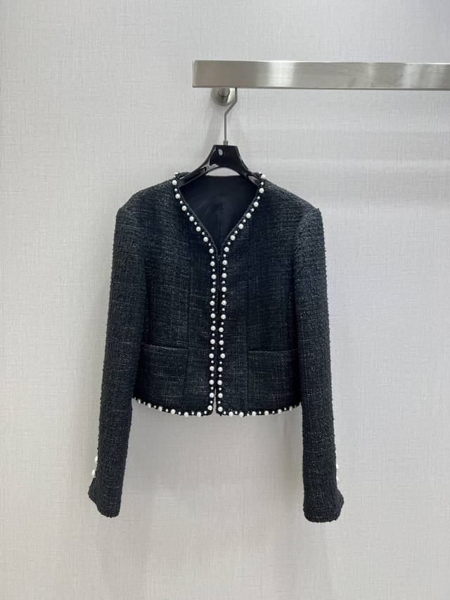 强烈推荐 Cha*2025秋冬新款 珍珠捆边洋装外套 定制Yb进口材质，肌理明显，质感上乘，打造典型小香风范，钉珠工艺，勾勒轮廓突出设计感，尽显奢华又不失雅致。